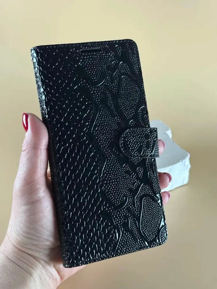 Чехол-книжка на Redmi Note 14 4G/Чехол Редми Нот 14 c магнитной застежкой, c хлястиком, отделением под карты, змея, черный — фото 1