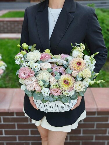 Изображение товара Корзина с цветами, георгины, кустовая роза, эустома, хризантемы, маттиолы, диантус, эвкалипт, Milk, S размера