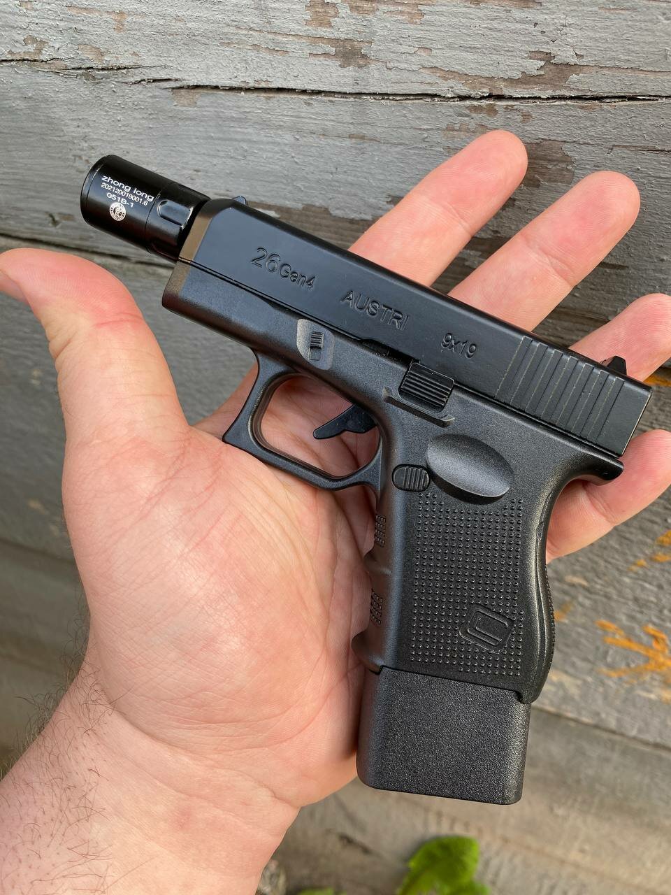 Газовая горелка (пустая) в виде черного мини пистолета Glock 26 gen 4 (Глок 26) с отсеком для хранения, в кейсе — фото 1