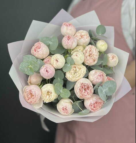 Изображение товара Букет живых цветов. Кустовые розы Мэнсфилд Парк 5 шт и Эвкалипт