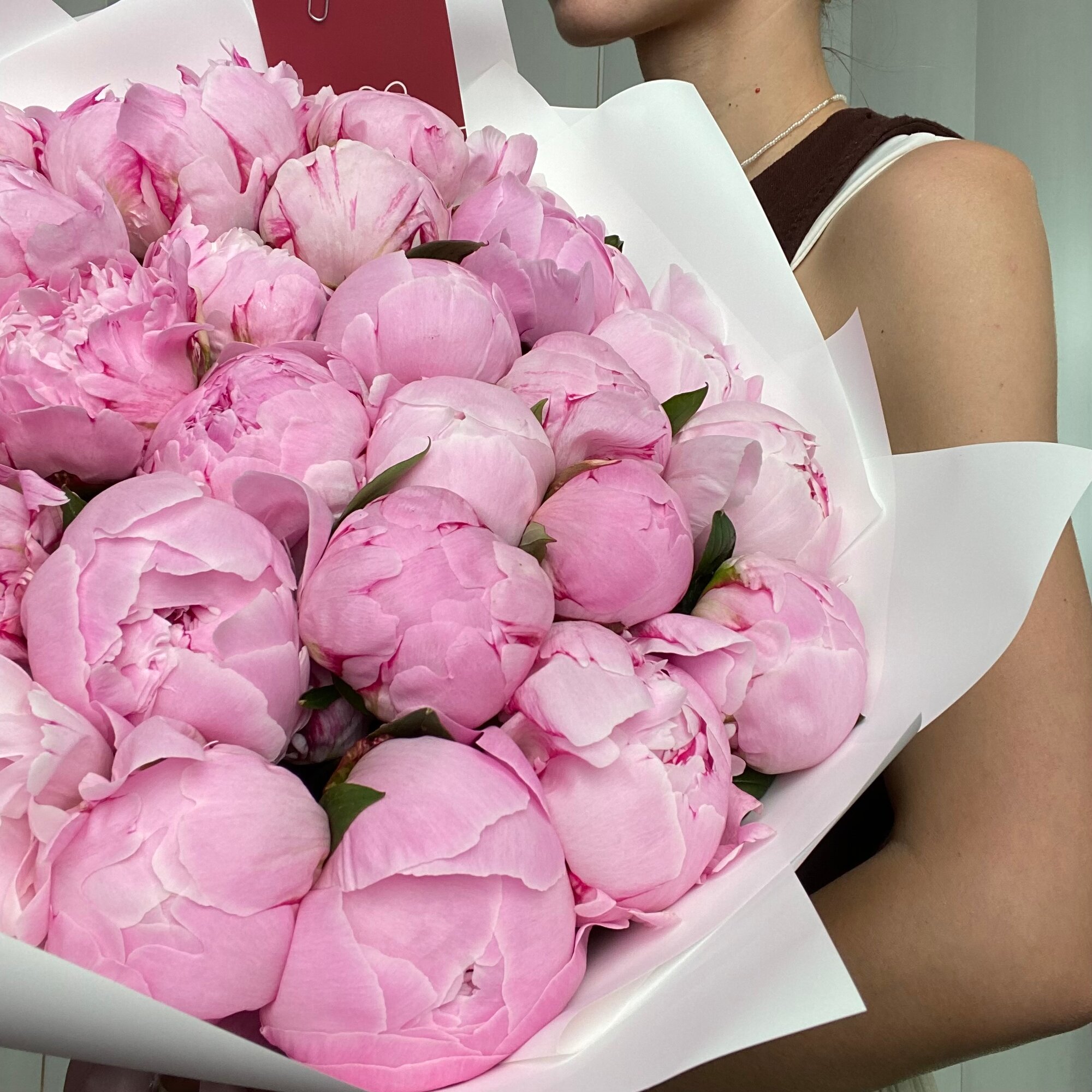 Букет живых пионов Сара Бернар в белой упаковке 29 шт Ver Flowers — фото 1