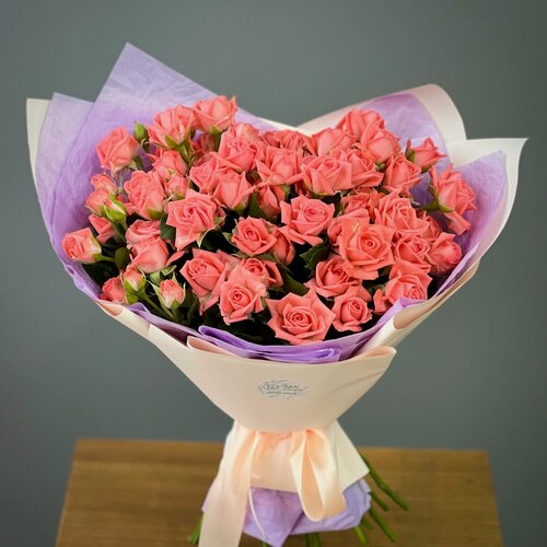 Изображение товара Букет из 21 кустовых коралловых роз в стильной упаковке. «365 Поводов» - живые цветы с доставкой