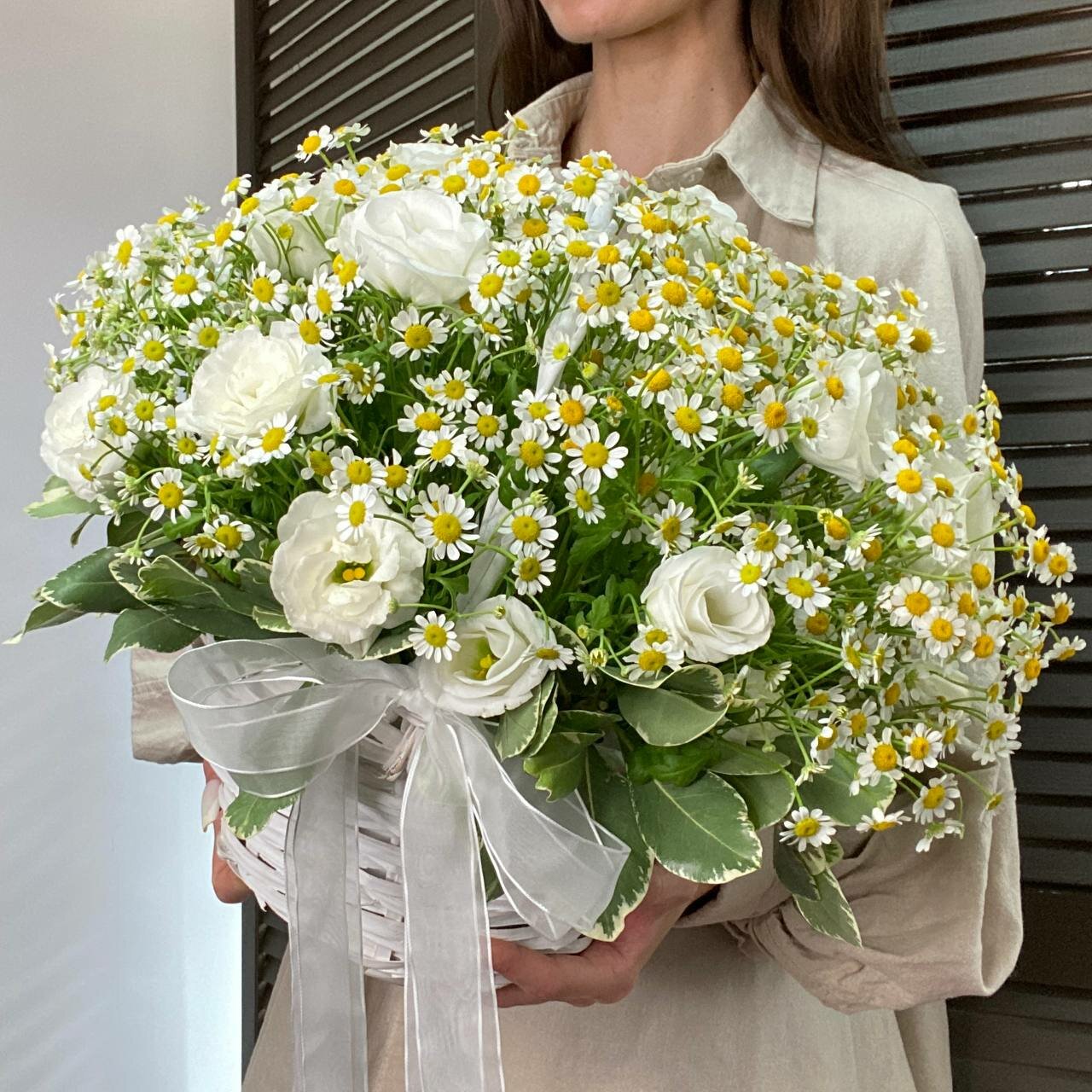 Корзина с кустовой ромашкой белой эустомой и питтоспорумом Ver Flowers