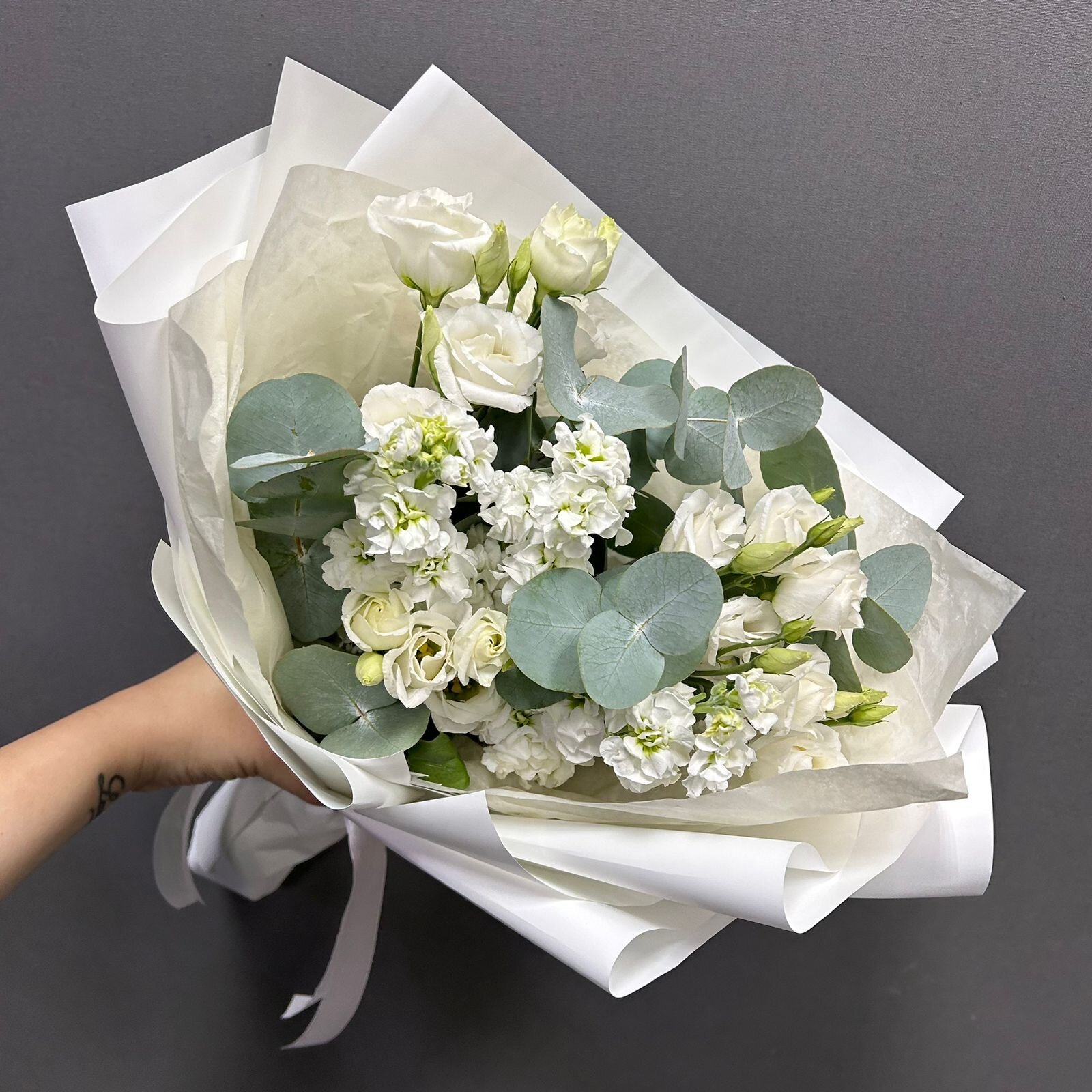 Букет FLOWELLE, микс маттиолы и эустомы, белый, 7 цветков, высота 40 см