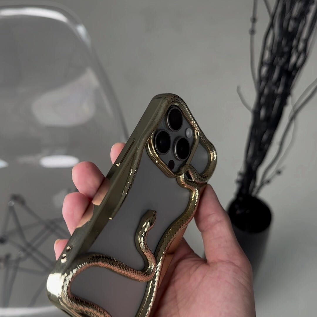 Чехол золотого цвета на iPhone 12 с змеиным принтом, пластик — фото 1