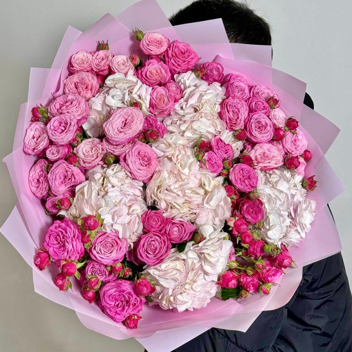 Нежный авторский букет из кустовых пионовидных роз Леди бомбастик и гортензий с доставкой до двери