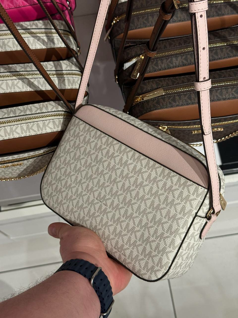 Сумка кросс-боди MICHAEL KORS Женская сумка кроссбоди ваниль-розовая с цепью и золотой фурнитурой Michael Kors Outlet Jet Set Item Leather Crossbody Bag 35S1GTTC9B, фактура рельефная, перфорированная, матовая, зернистая, розовый — фото 1