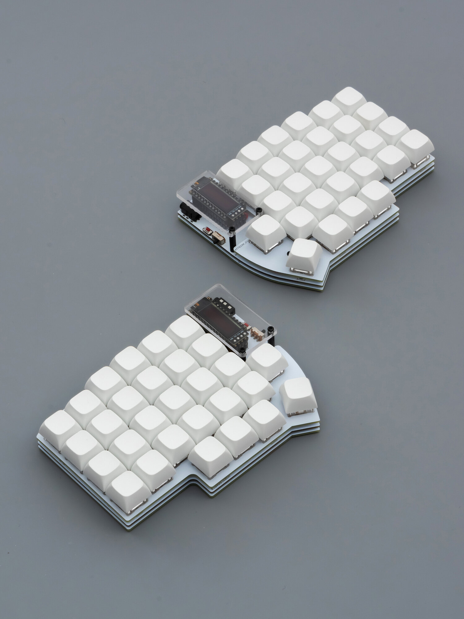 Lily58 Pro Bluetooth - беспроводная ортолинейная сплит-клавиатура с LED-дисплеем, свитчи Outemu Silent Peach