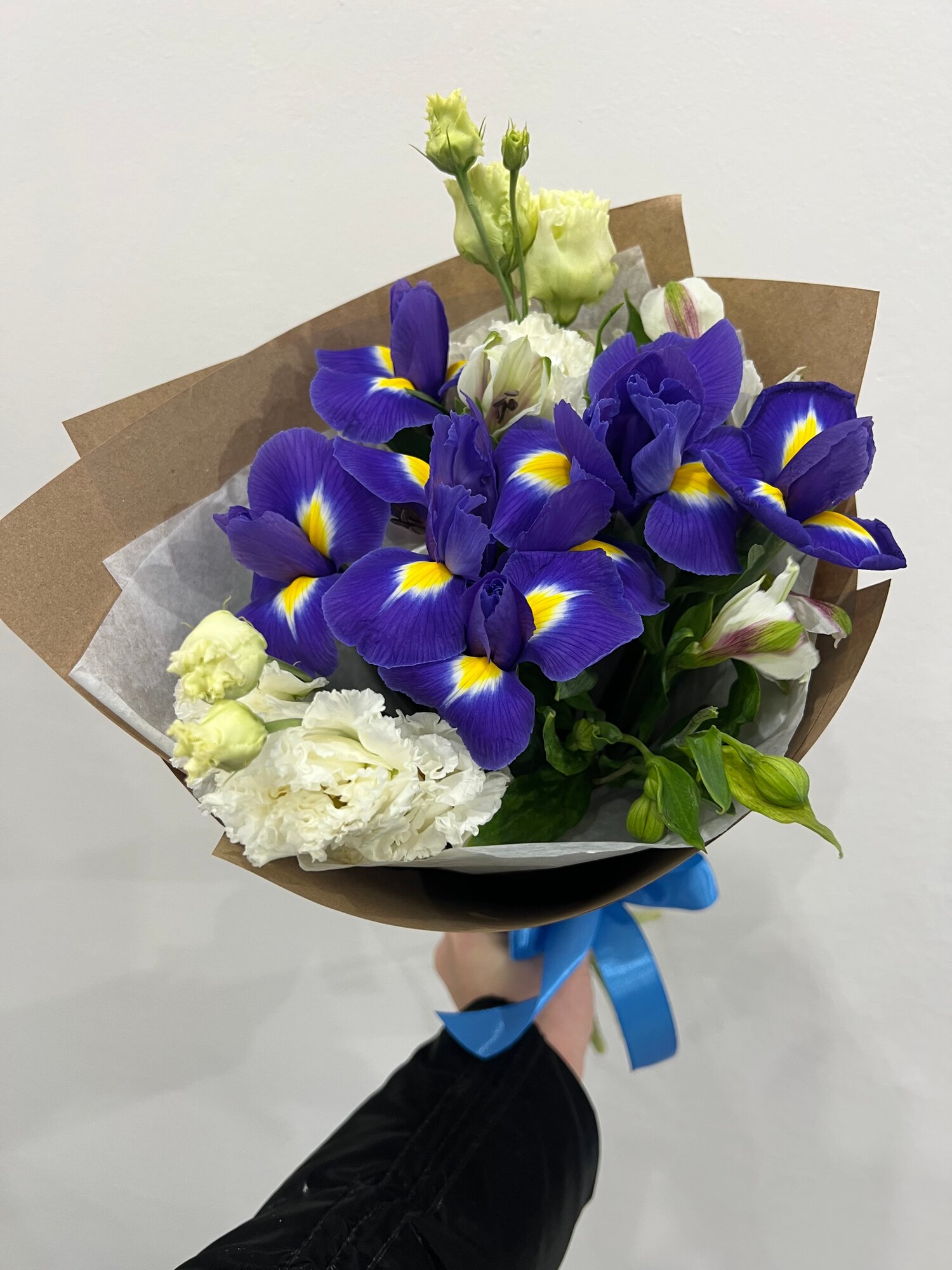 Букет из ирисов белой эустомы и альстрамерии