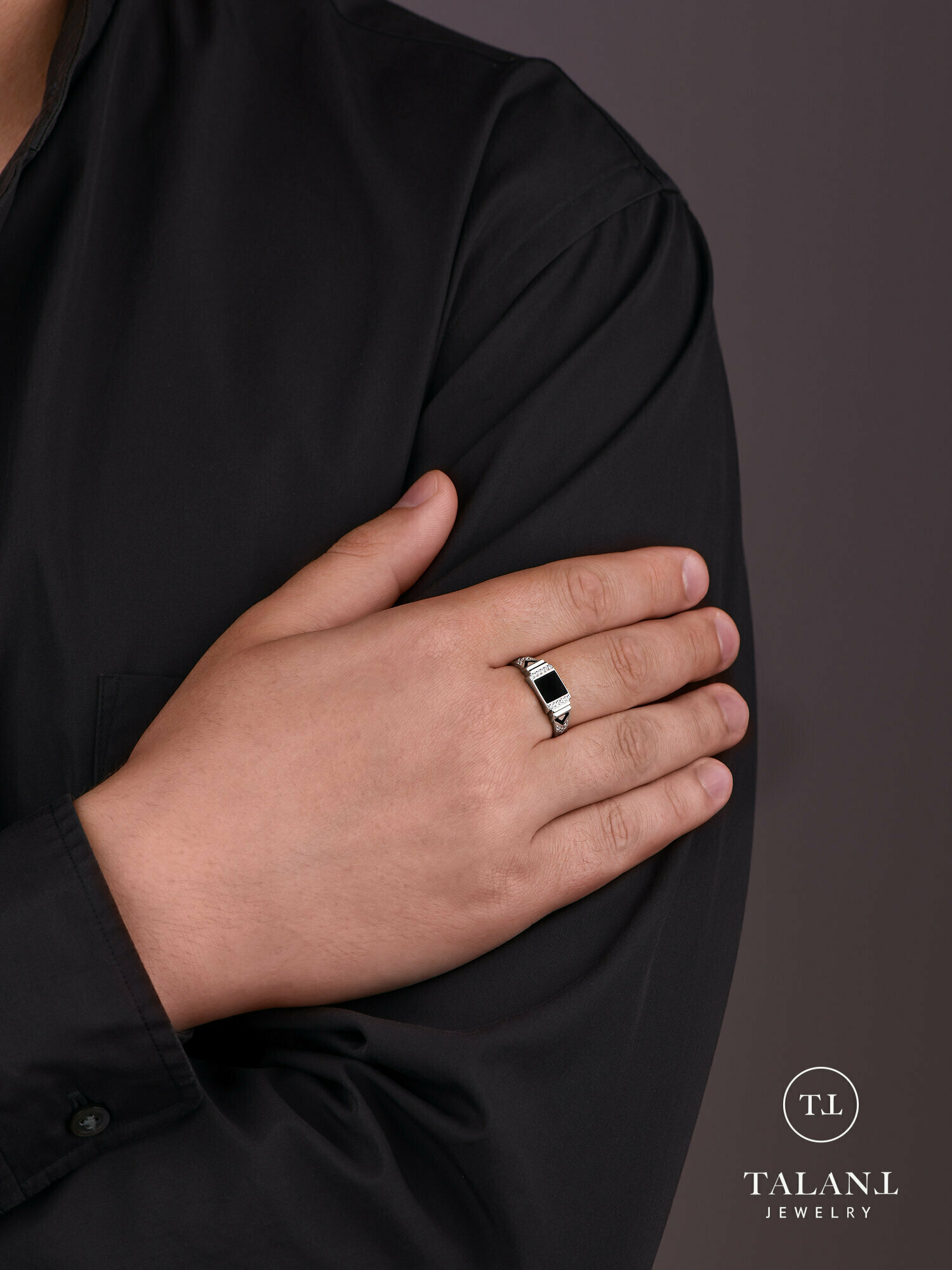 Печатка TALANT, серебро, 925 проба, родирование, фианит, эмаль, размер 20.5, серебристый/черный — фото 1