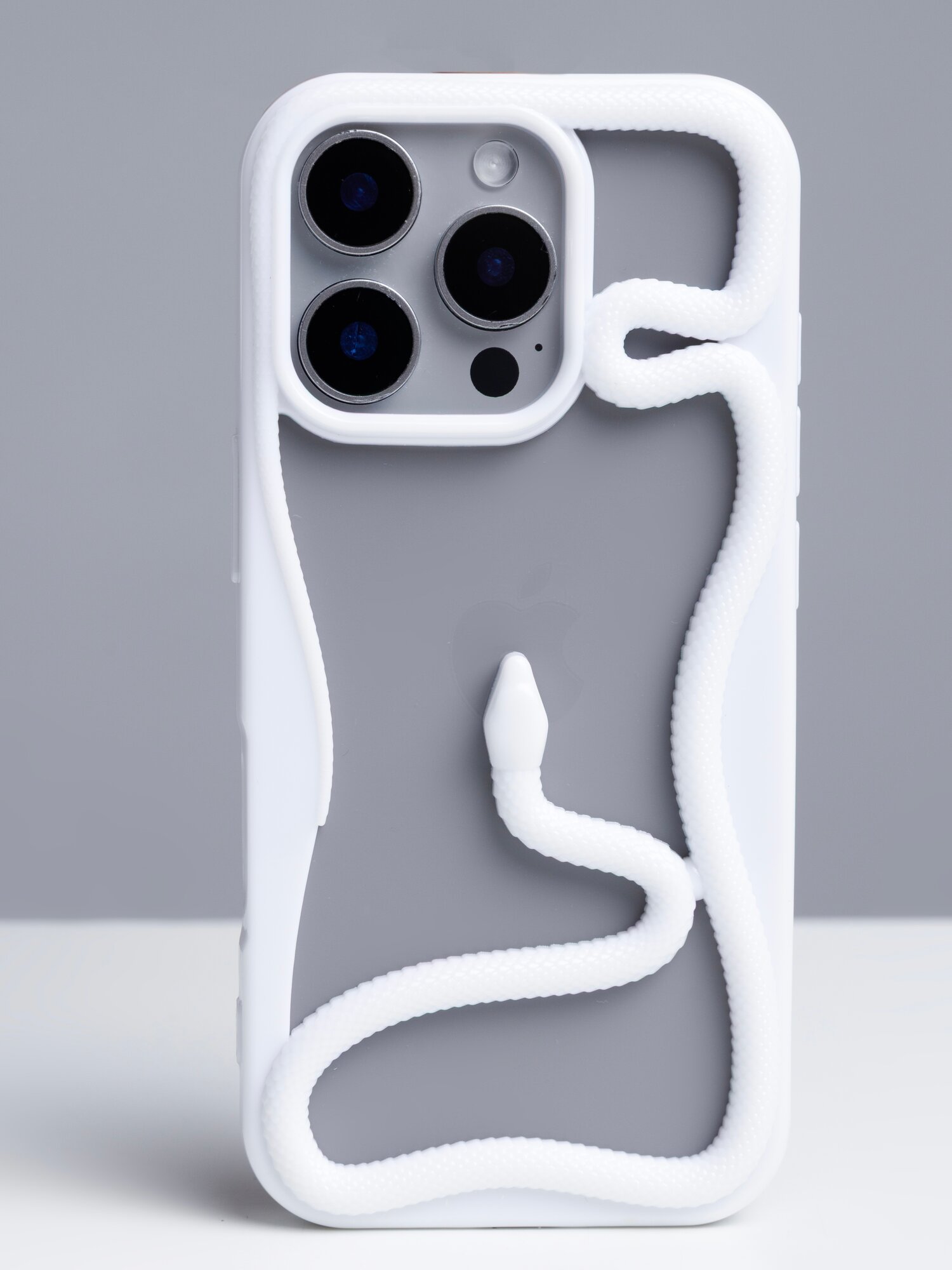 Чехол молочного цвета на iPhone 16 Pro Max с змеиным принтом, пластик — фото 1