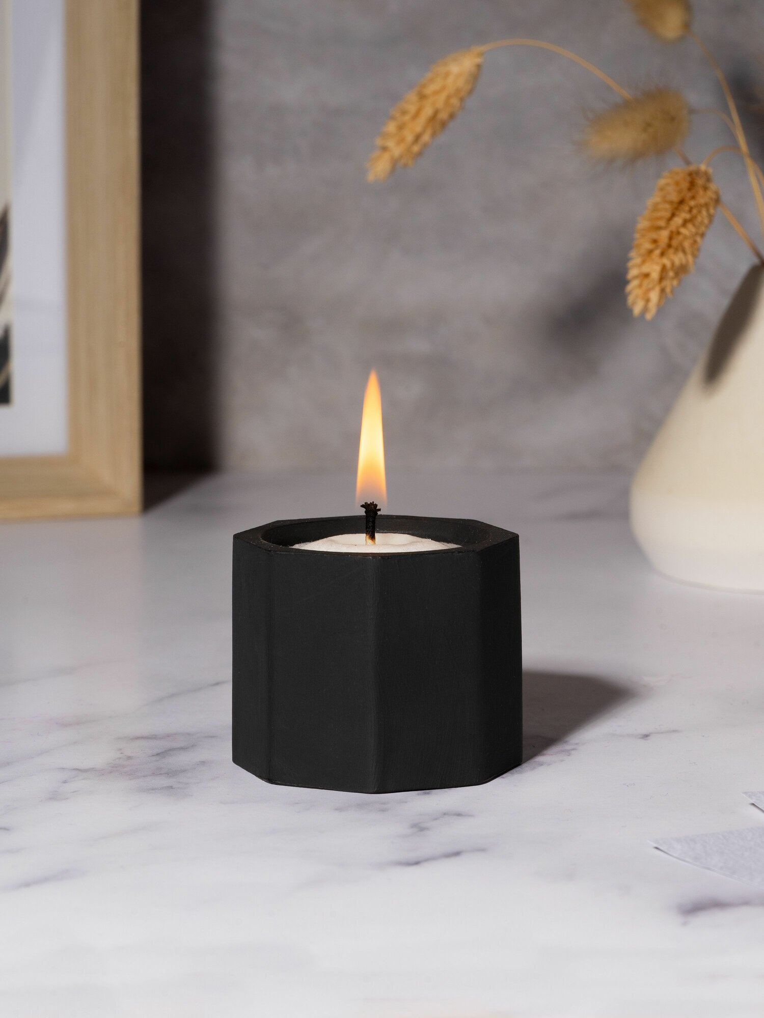 Парафиновая свеча вкладыш в черном подсвечнике кашпо - 1 шт.