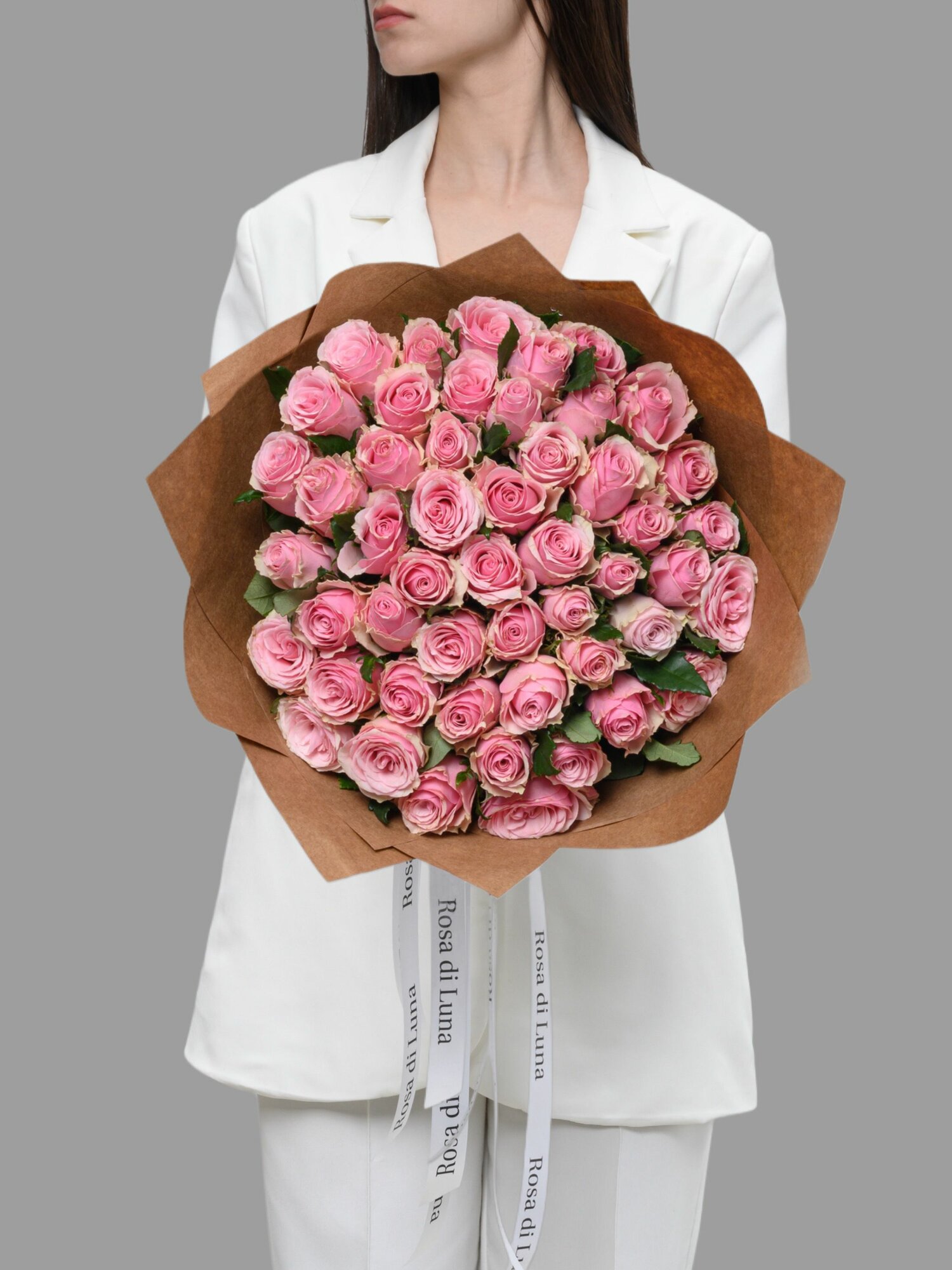 Букет из 53 Розовых роз Кения в крафтовой бумаге высота 40 см