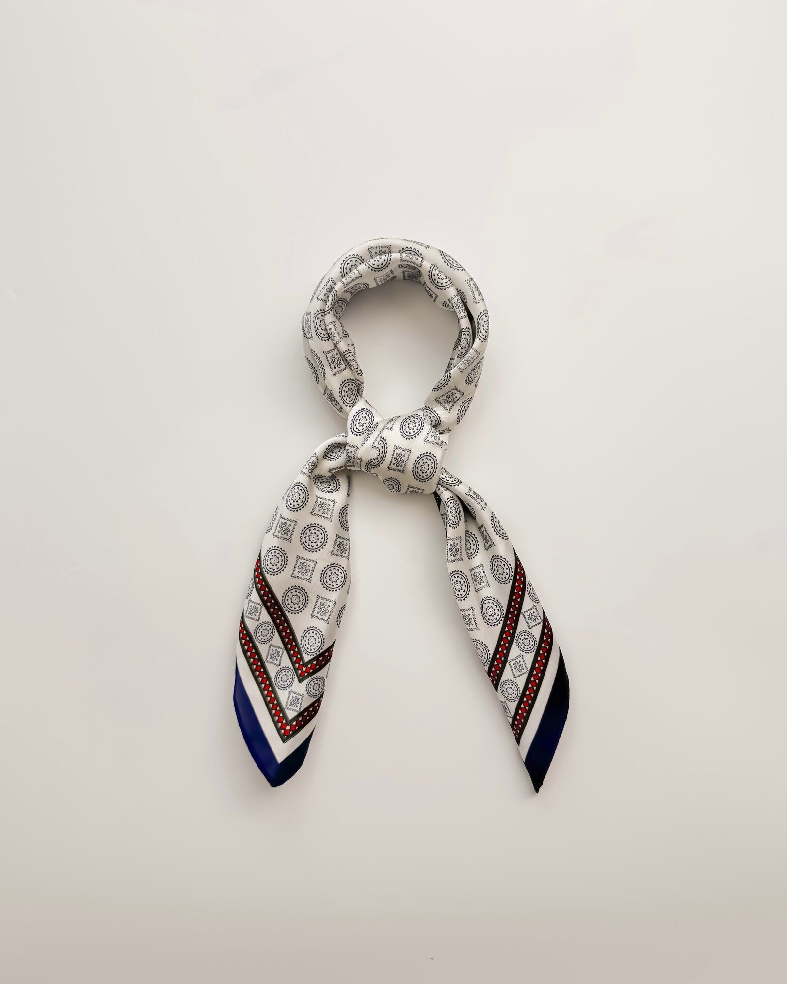 Платок  Everyday Accessories для девочек и женщин,70х70 см, белый, синий