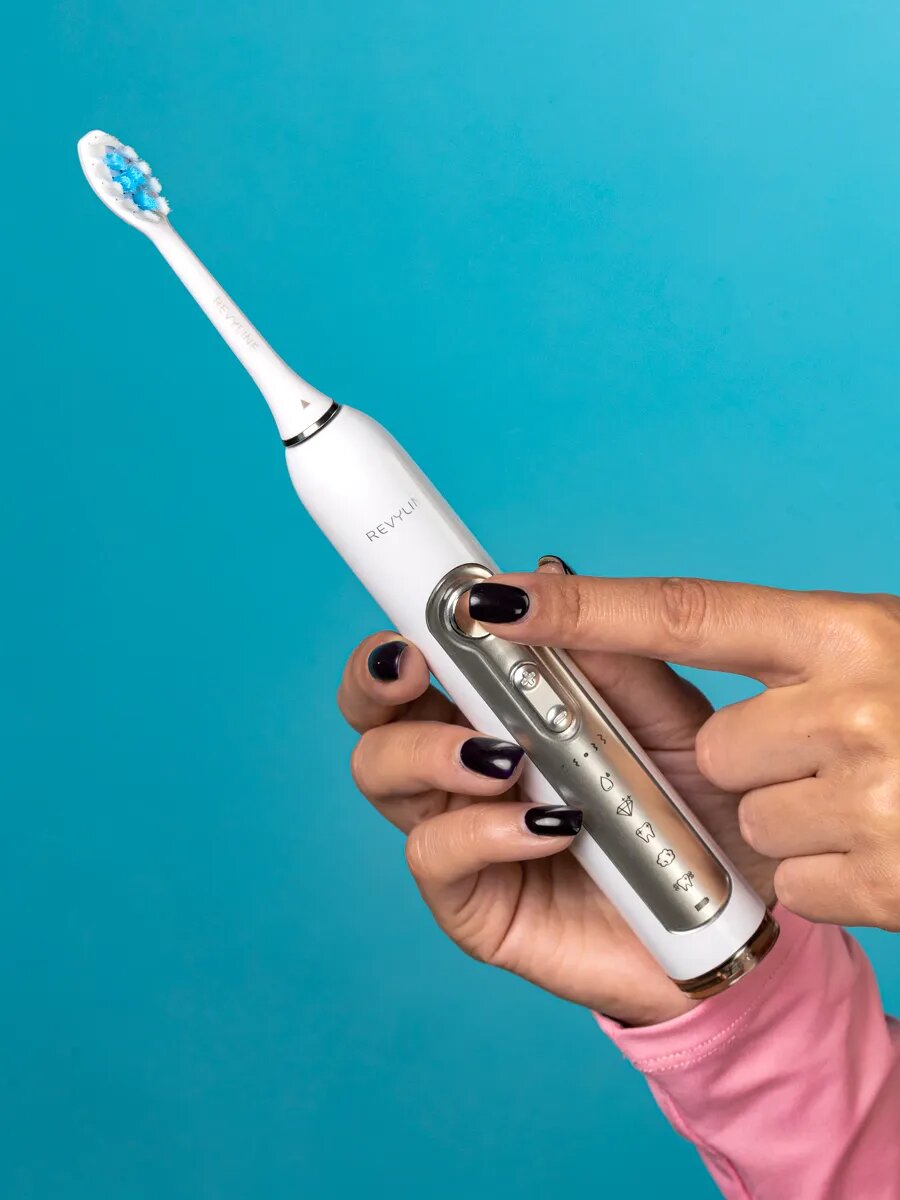 Электрическая звуковая зубная щетка Revyline RL 010, набор из 2 шт, черная+белая, с насадками, взрослая — фото 1