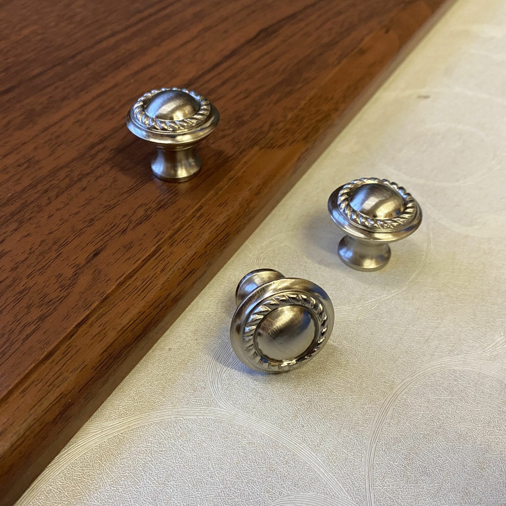 Мебельная ручка кнопка Georgian d28мм Никель Сатин латунное литье