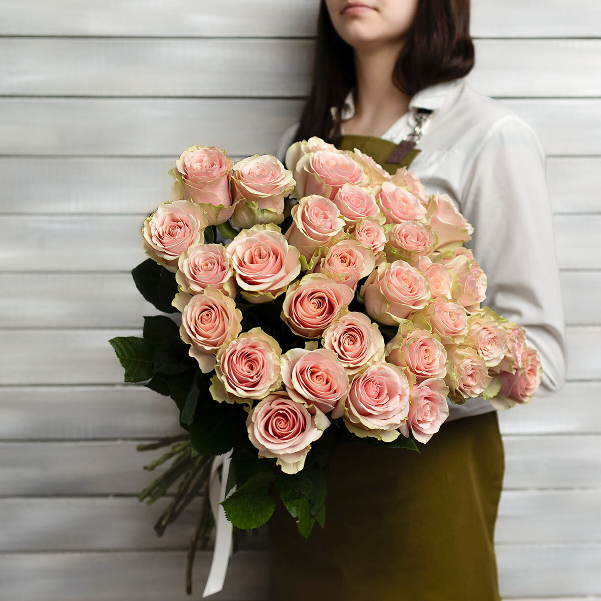 Монобукет "Букет Маркет" розы Эквадор 33 цветка высота 60см оформление под ленту