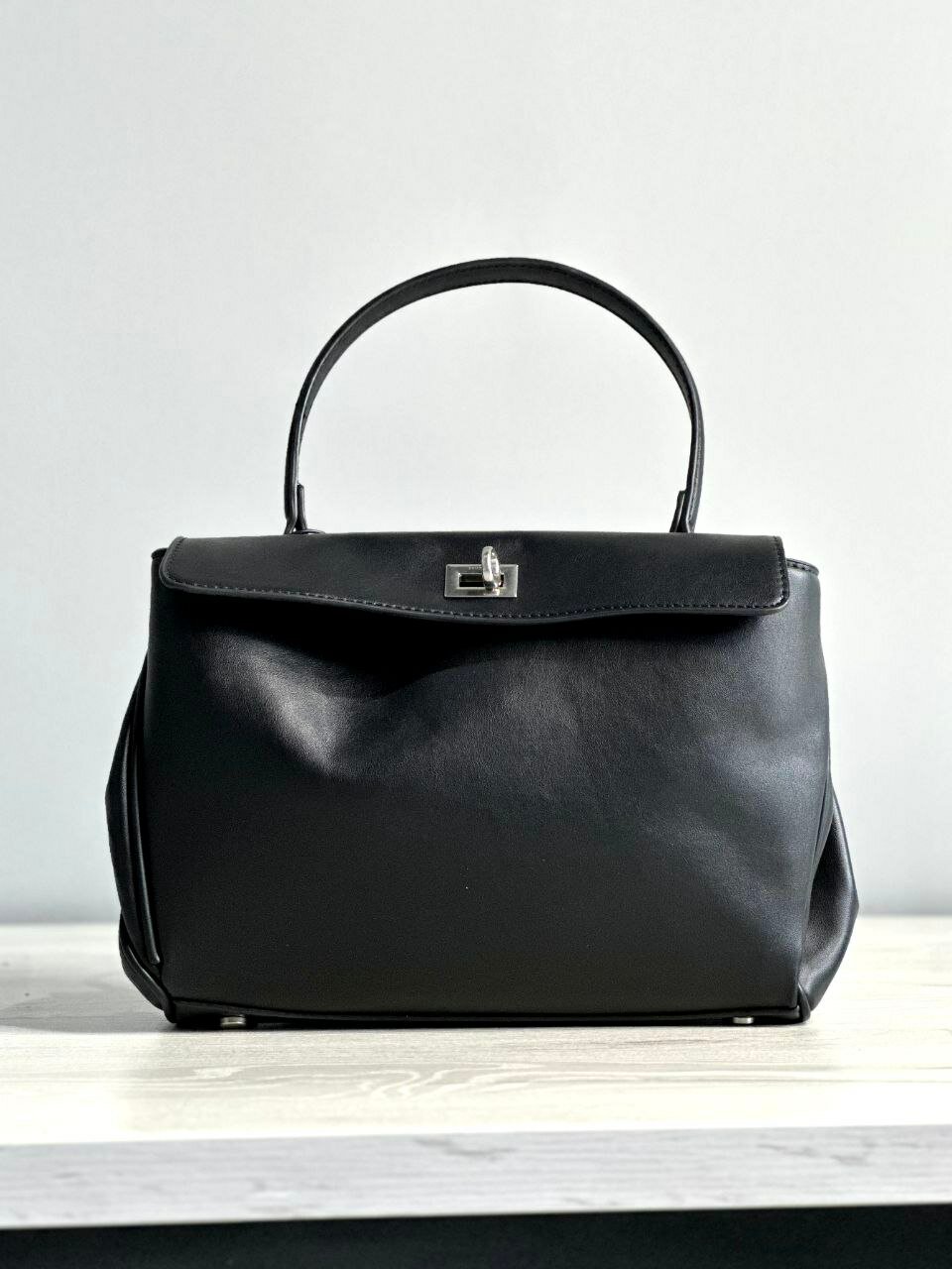 Сумка планшет BALENCIAGA Стильная и красивая сумка BALENCIAGA, фактура гладкая, черный