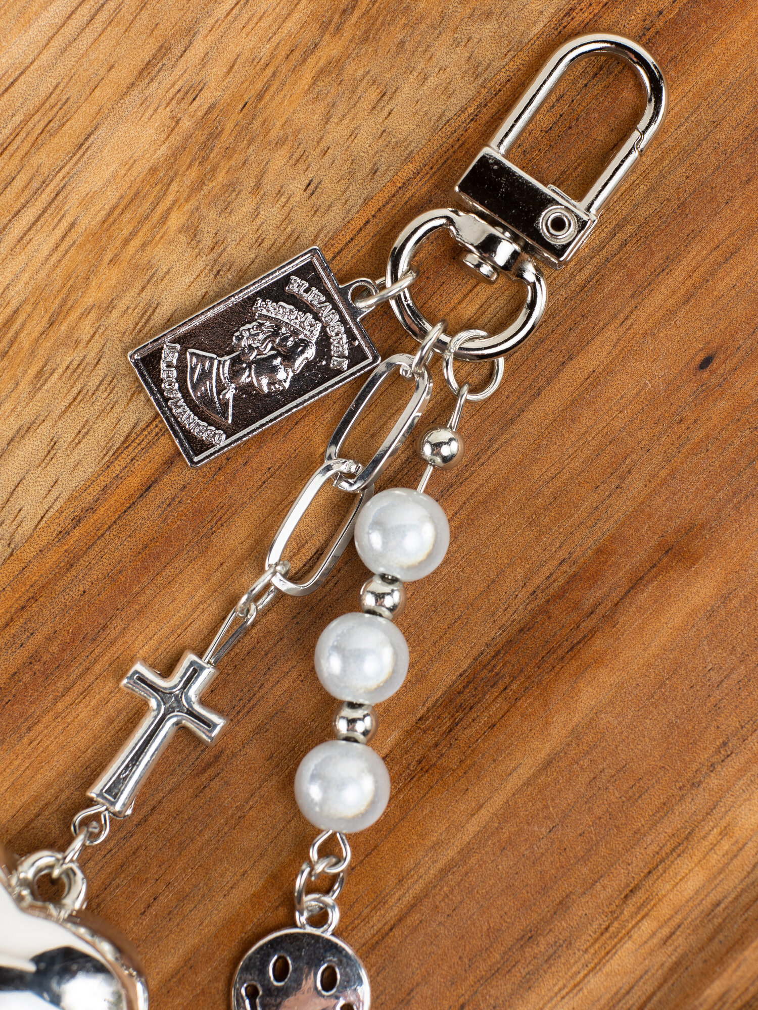 Брелок обвес для ключей, для телефона, украшение на сумку с сердцем — фото 1