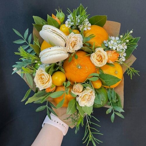 Изображение товара Фруктовый букет из мандаринов с пирожными макаронс съедобный оригинальный