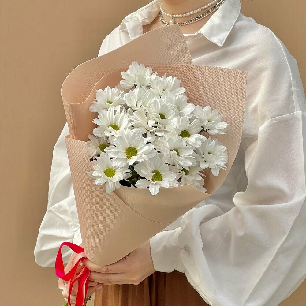 Букет цветов из хризантем ромашек в упаковке монобукет 3 веточки