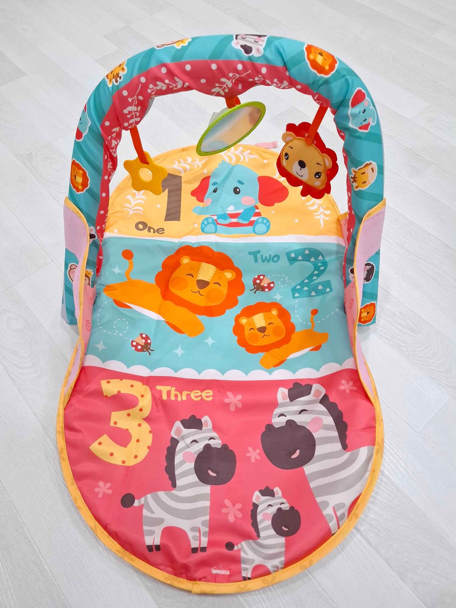 Детский развивающий коврик манеж с подвесными игрушками. возраст: 0+