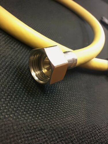 Изображение товара Подводка для газа ELKA 3/4 дюйма, длина 1 метр, тип г-ш, материал ПВХ. Надежное соединение для газового оборудования