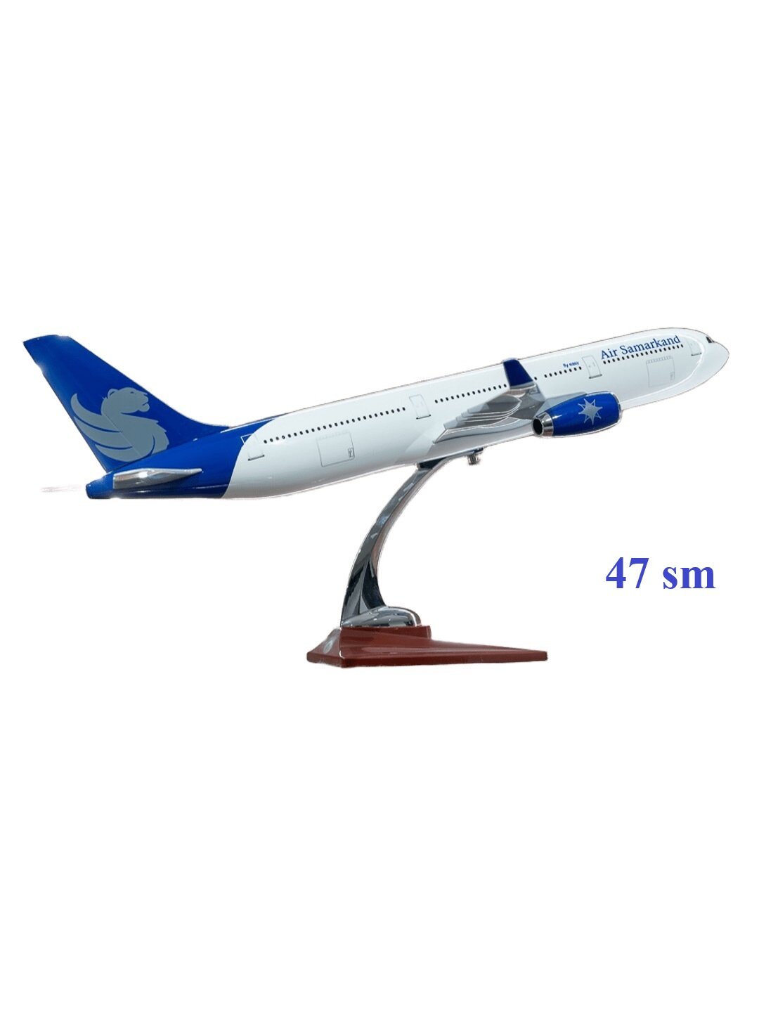 Коллекционная модель самолёта Airbus A330 авиакомпании Air Samarkand, белого цвета (имеются элементы синего цвета). Длина 47 см. Металл + сплав. Шасси нет. Ставится на подставку. Масштаб 1:135. Не игрушка, 14+. — фото 1