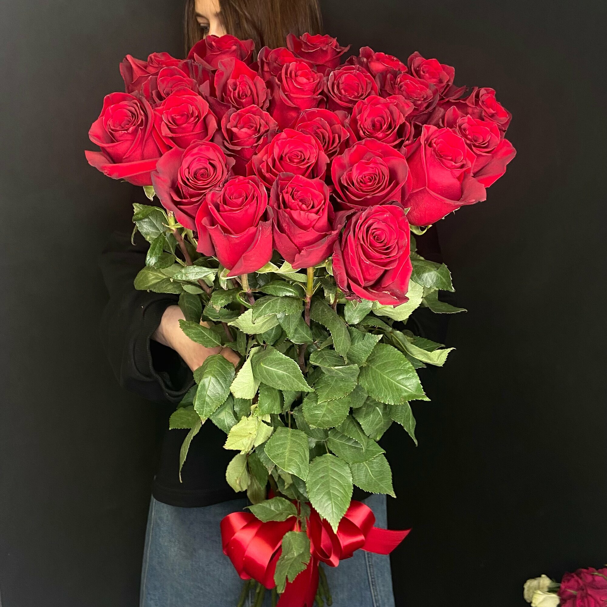 25 метровых роз / Букет из 25 высоких метровых роз 100 см / Длинные метровые розы — фото 1