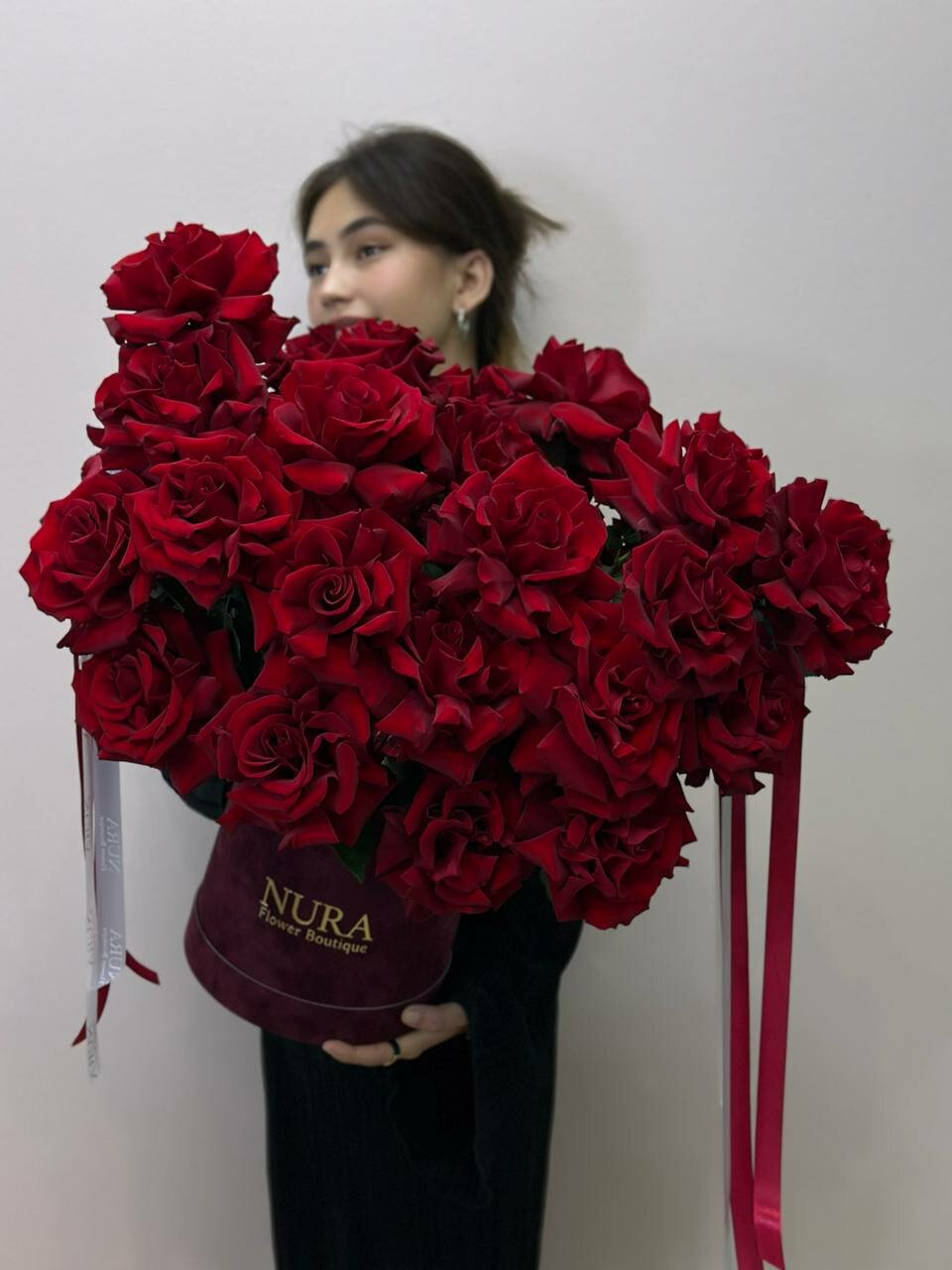 Букет живых цветов NURA FLOWERS 31 французская роза в бархатной коробке монобукет