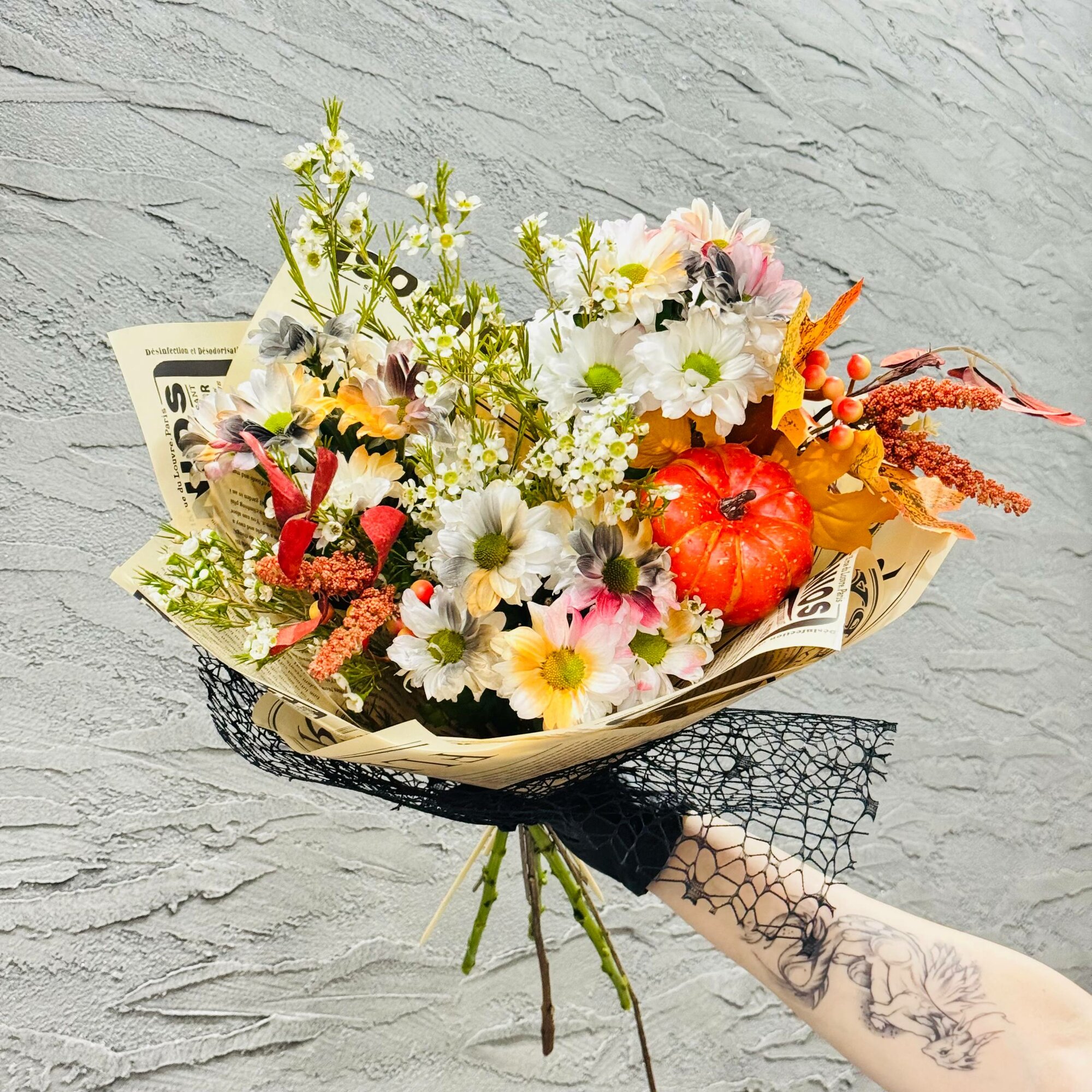 Авторский букет с тыквами на Хэллоуин. Цветы на Хеллоуин. Хризантема хамелациум