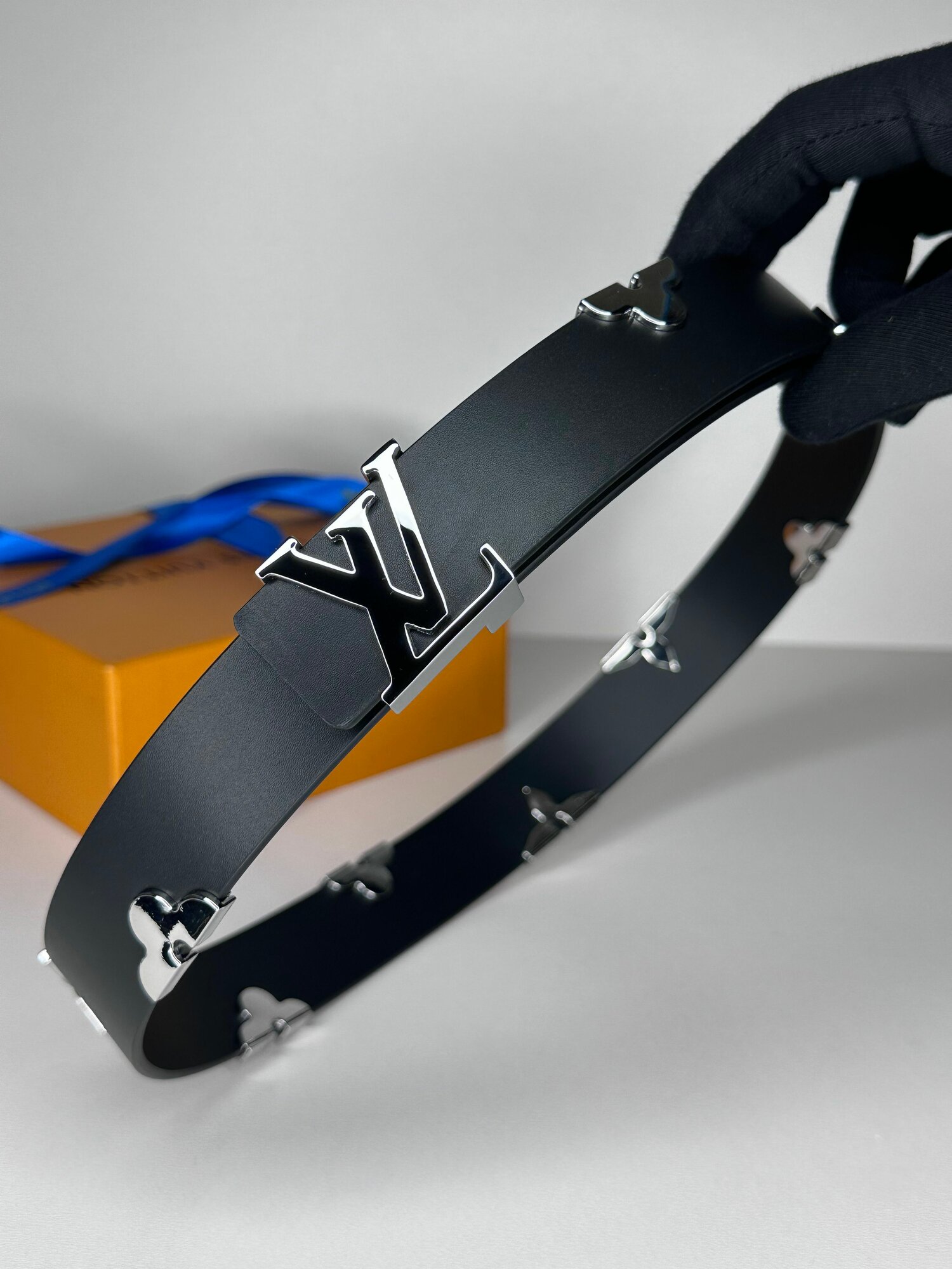 Ремень Louis Vuitton для женщин, размер 85, черный/серебристый