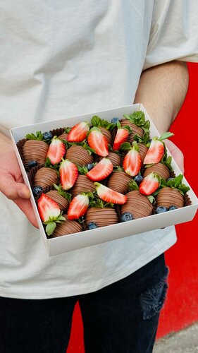 Изображение товара Клубника в шоколаде набор «Soft» (16-20 штук) в коробке с прозрачной крышкой и атласной лентой