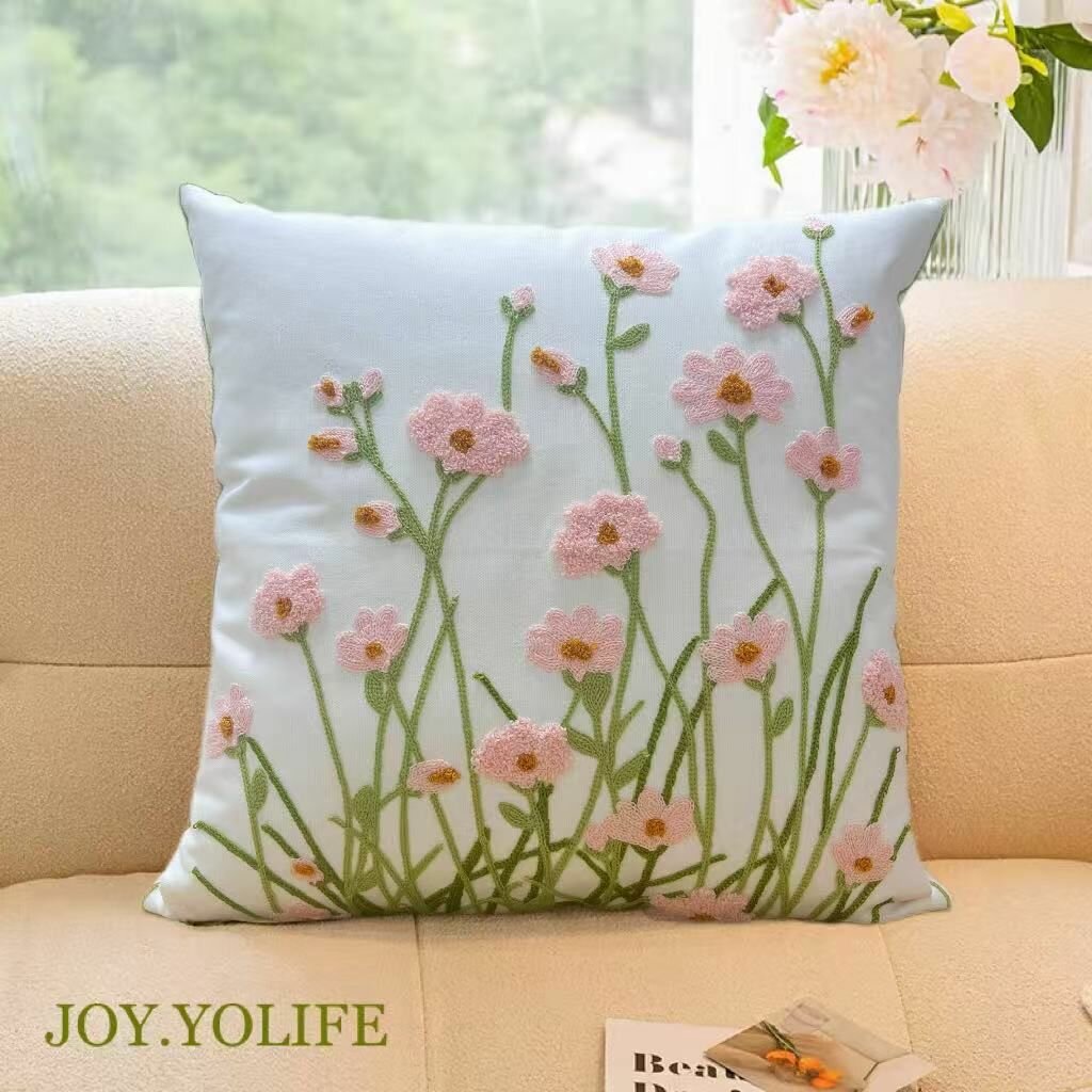 Подушка декоративная 45х45 см маленькая с наволочкой Joy.Yolife вышивка из пряжи Розовые цветы для дивана кресла садовой мебели