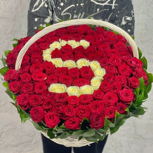 Изображение товара Корзина с розами Rybe-Flowers, 101 роза, красная и белая, с буквой/цифрой, для всех