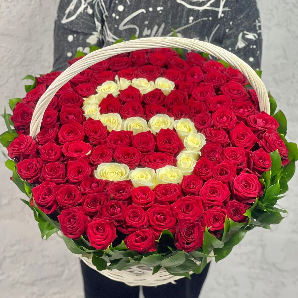 Корзина с розами Rybe-Flowers 101 роза красная и белая с буквой/цифрой для всех