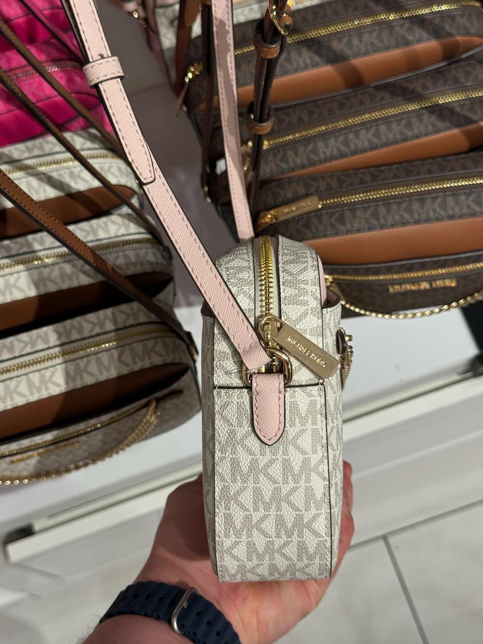 Сумка кросс-боди MICHAEL KORS Женская сумка кроссбоди ваниль-розовая с цепью и золотой фурнитурой Michael Kors Outlet Jet Set Item Leather Crossbody Bag 35S1GTTC9B, фактура рельефная, перфорированная, матовая, зернистая, розовый — фото 1