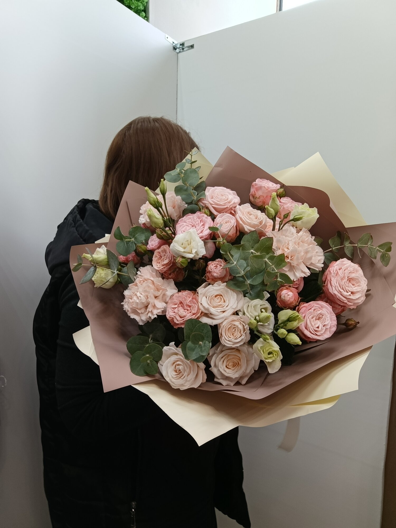 Букет "Капучино" с эустомами пионовидными розами и диантусами