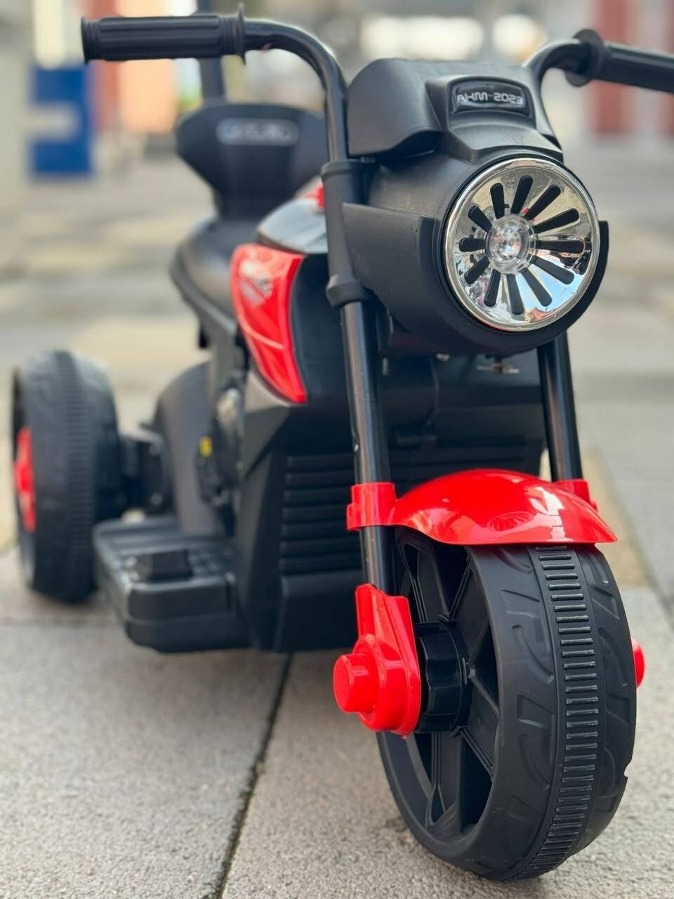 Электромотоцикл детский с ручкой для родителей, красный, от 1.5 лет — фото 1