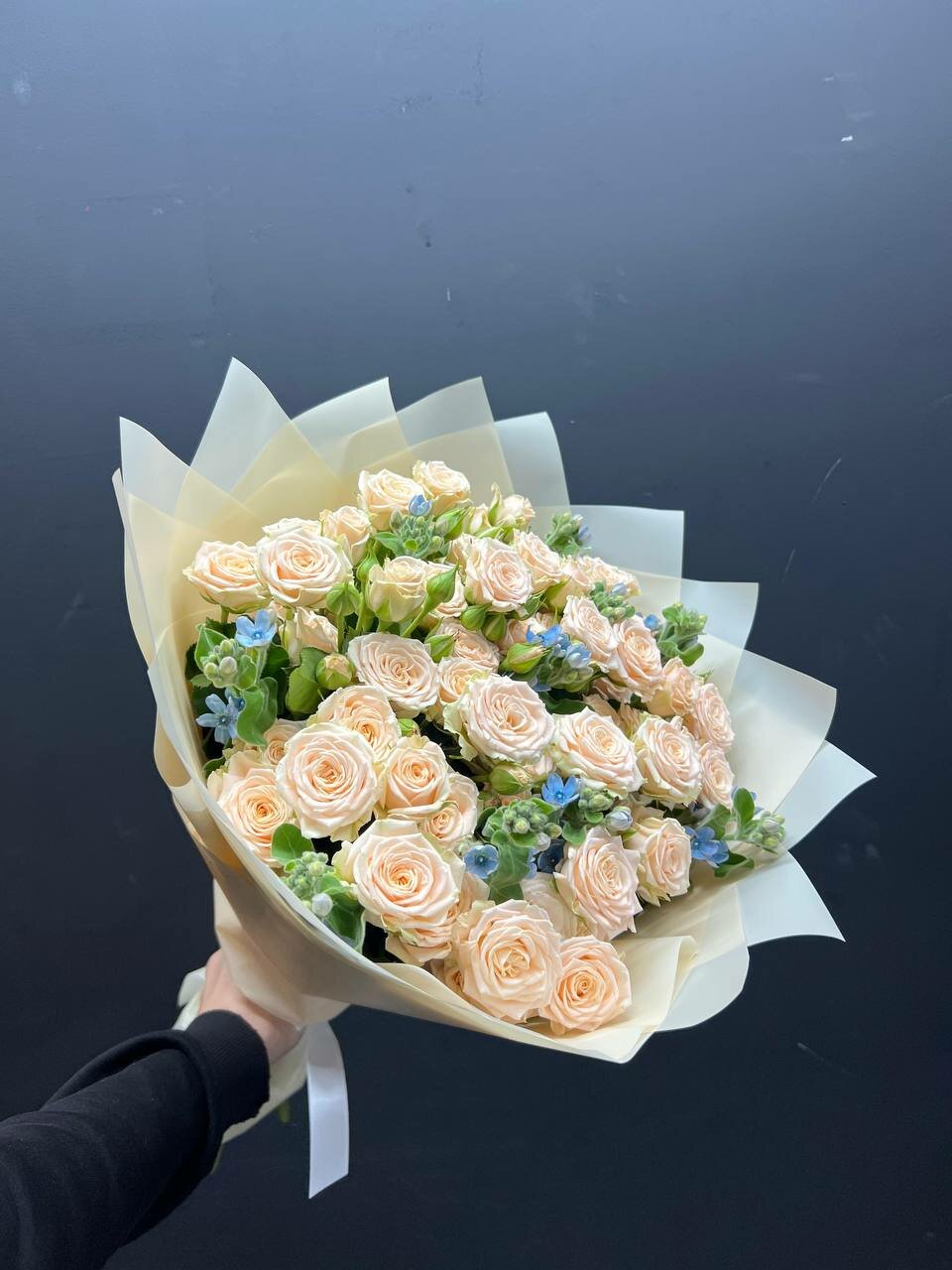 Букет Demin-Roses кустовые розы с оксипеталюмом высота 50см