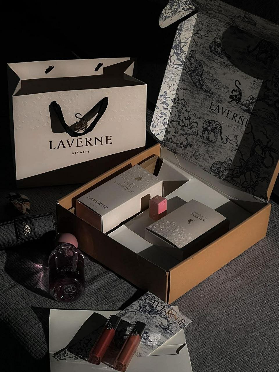 Подарочный набор от Laverne(парфюм Miss Laverne Eau de Parfum(100 ml.) | пробник(2 ml.) | кожаная сумка Laverne)