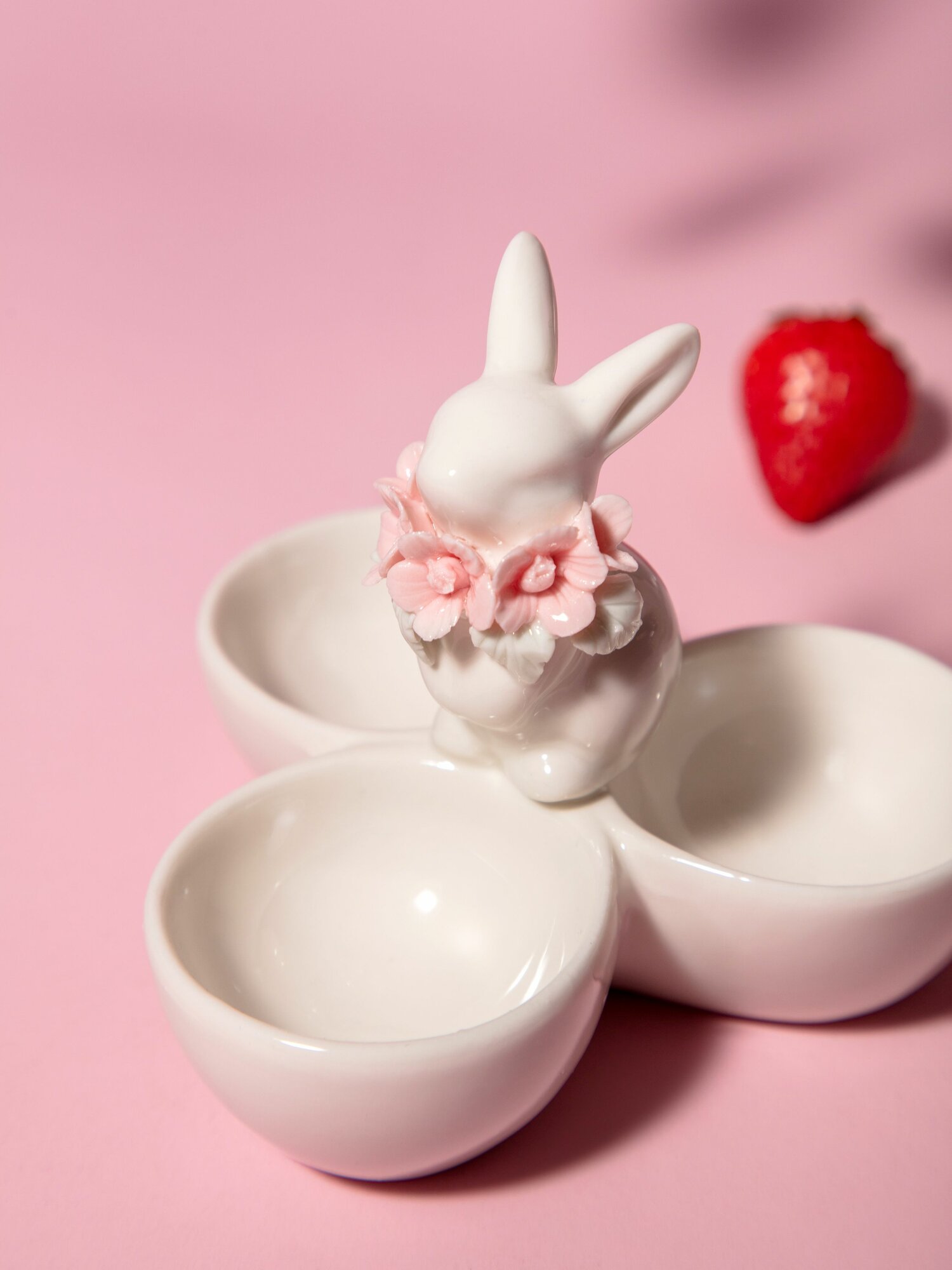 Блюдо для яиц Lefard "Пасха. Кролик", для 3-х яиц, фарфоровое — фото 1