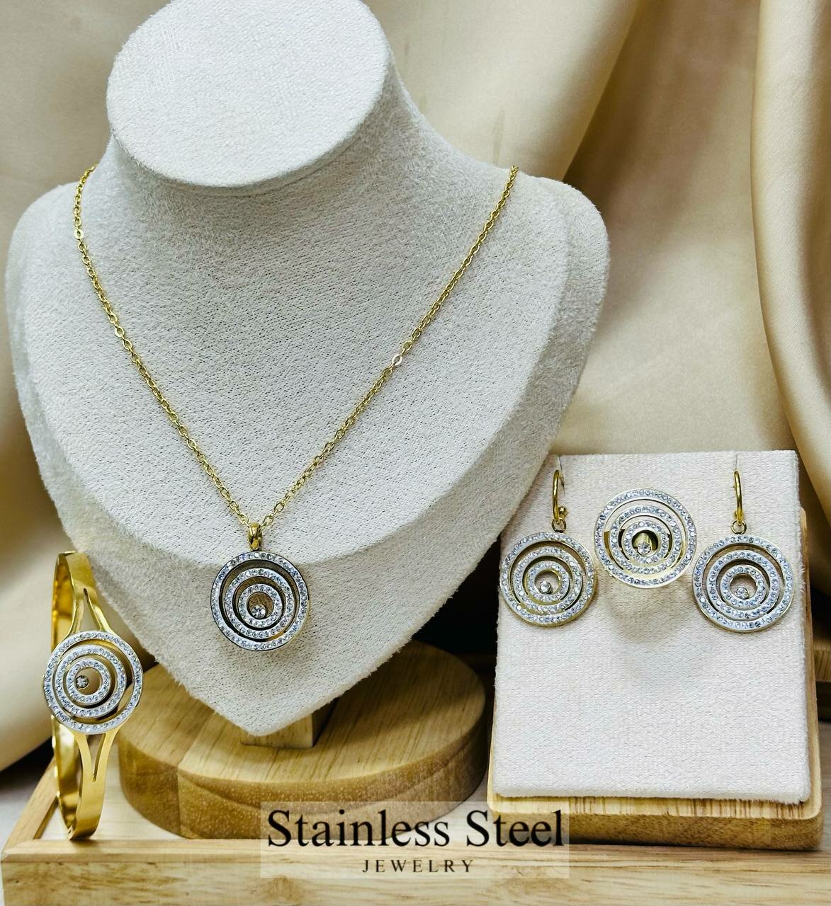 Комплект бижутерии: цепь, кольцо, серьги, браслет