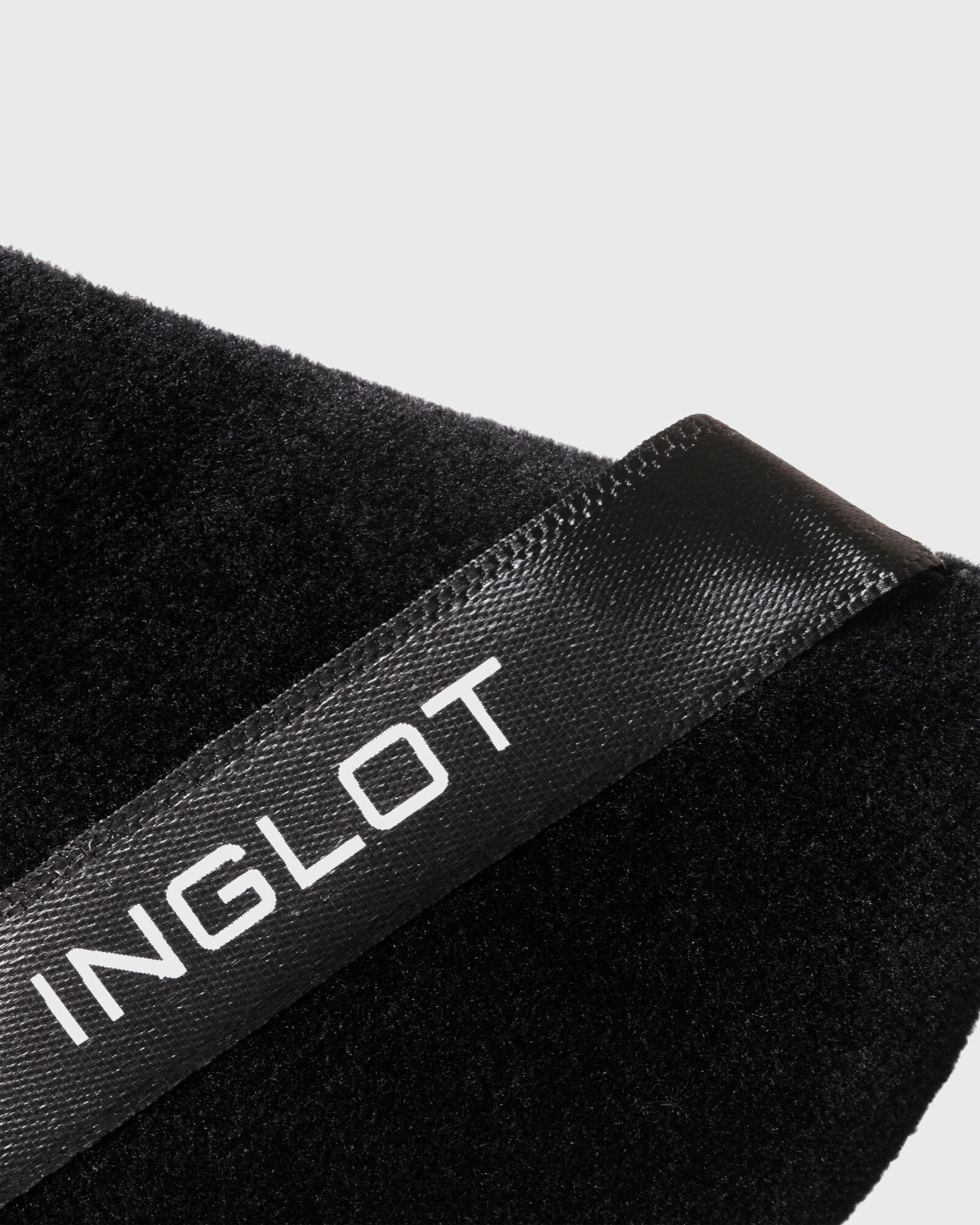 Аппликатор для макияжа INGLOT пуховка для рассыпчатой пудры и бейкинга Triangular Makeup Applicator — фото 1