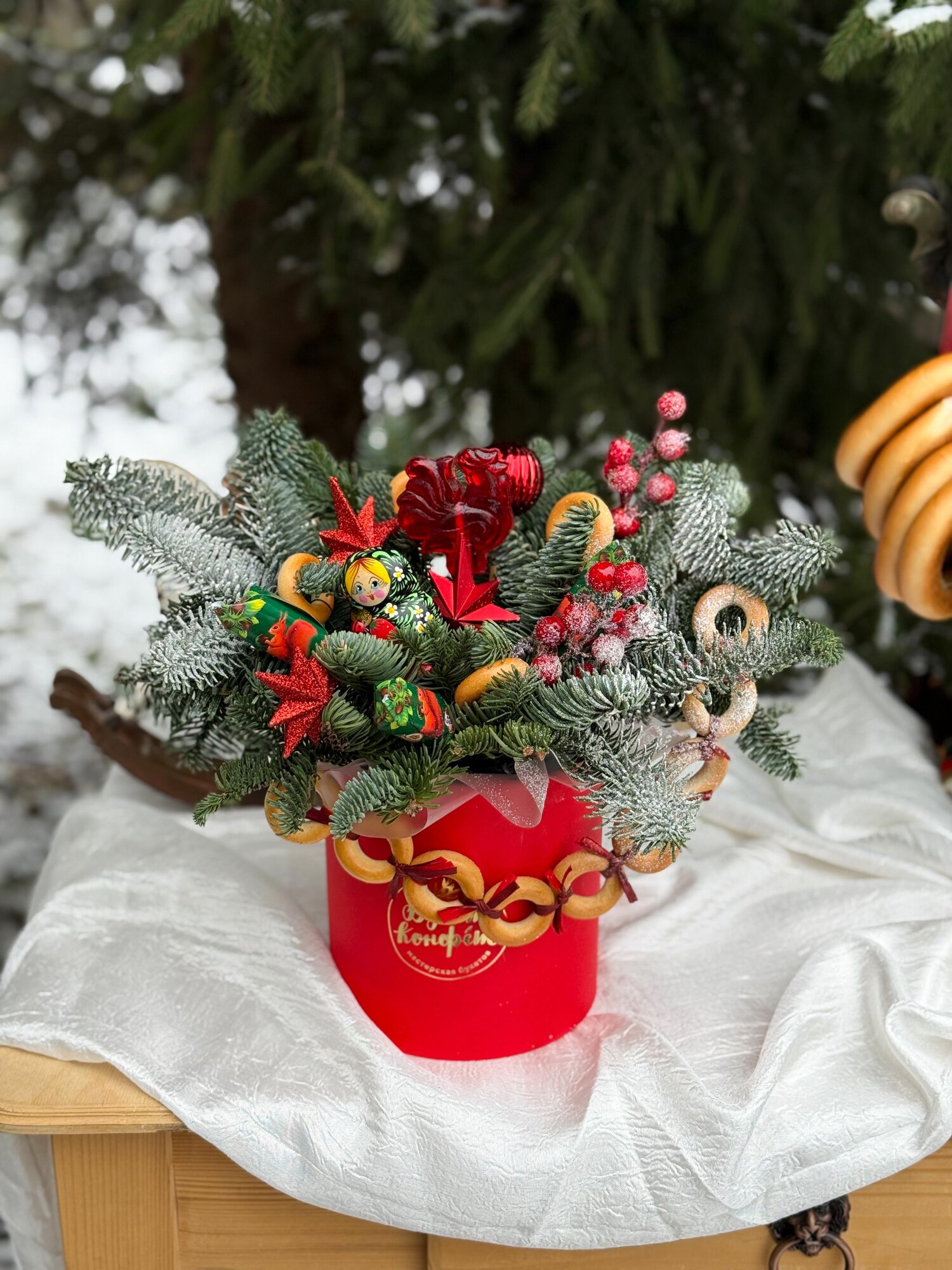 Зимний букет елка в русском стиле с петушком и конфетами новый год