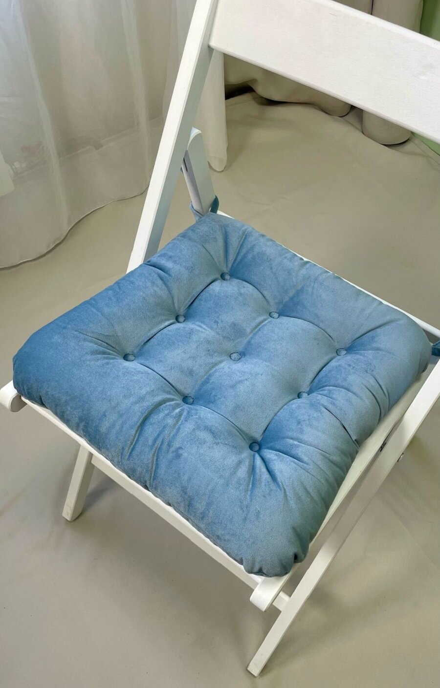 Подушка на стул Бархатная Хеллви 40x36 см голубая