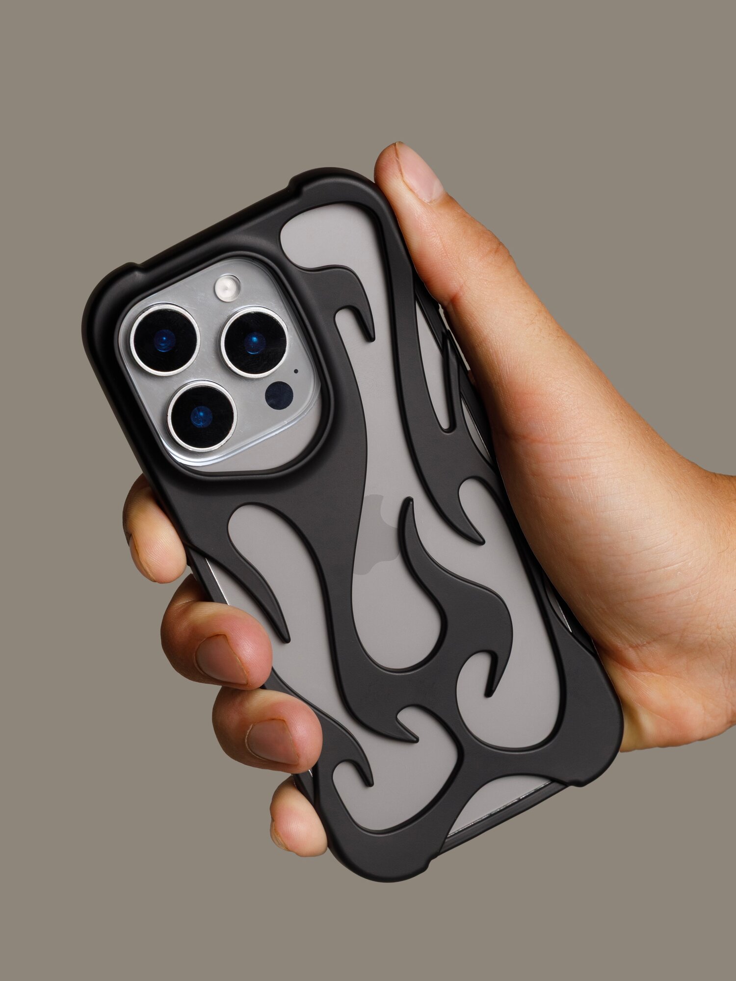 Чехол черно-матового цвета в виде пламени на iphone 15 pro max, пластик