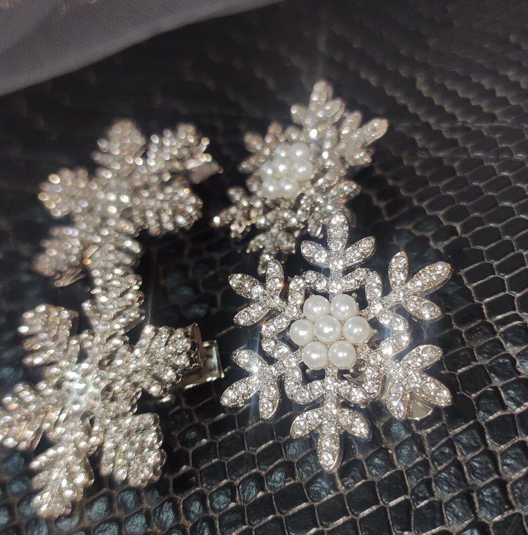 4 шт. Зимние заколки-снежинки с кристаллами, новогодний креативный аксессуар для волос – сверкающие и стильные — фото 1