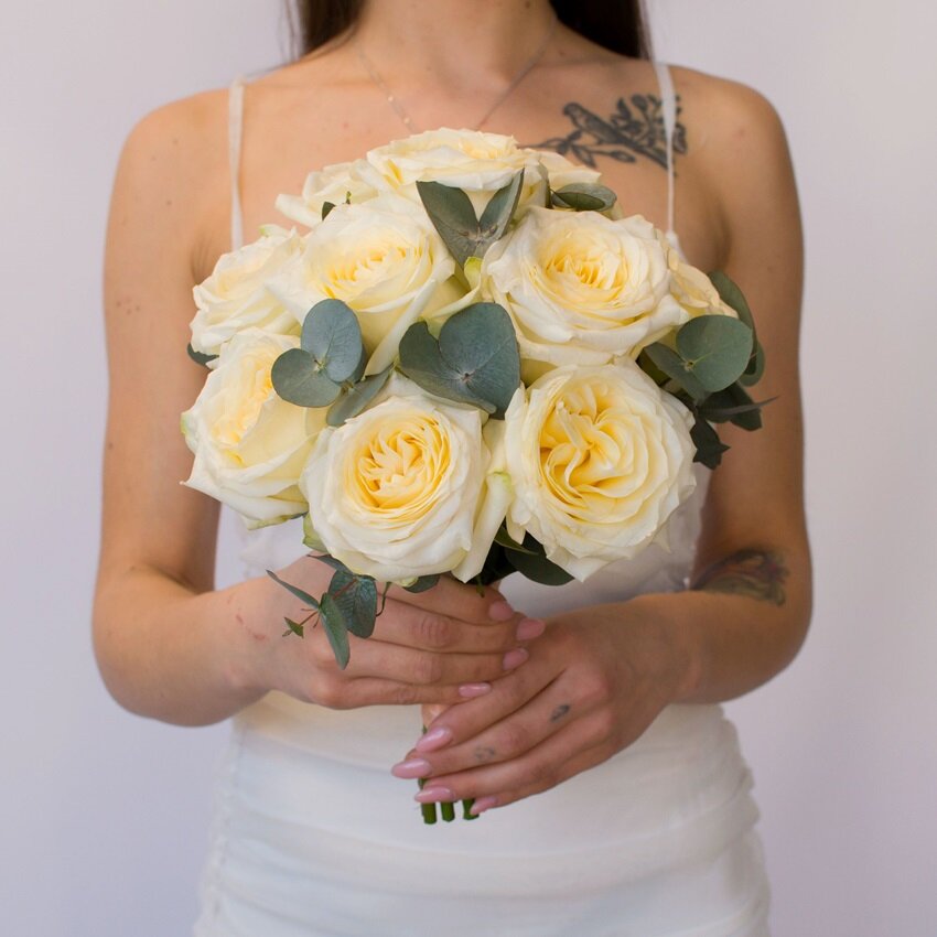 Букет живых цветов для невесты из пионовидных ароматных роз высота 36 см