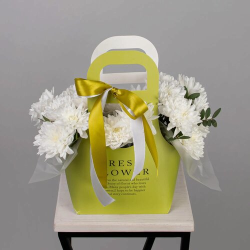 Изображение товара Композиция Сумочка зеленая с белой хризантемой от "Простоцветы"